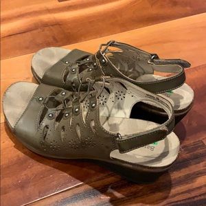 Baretraps memory foam women’s sandals size 8